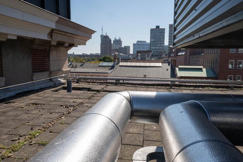 Voor het koppelen van de Warmte-Koude-Opslag van Bezuidenhoutseweg aan Bezuidenhoutseweg 20 is gekozen voor een verbinding over het dak. Zo wordt de drukke ondergrond niet extra belast.